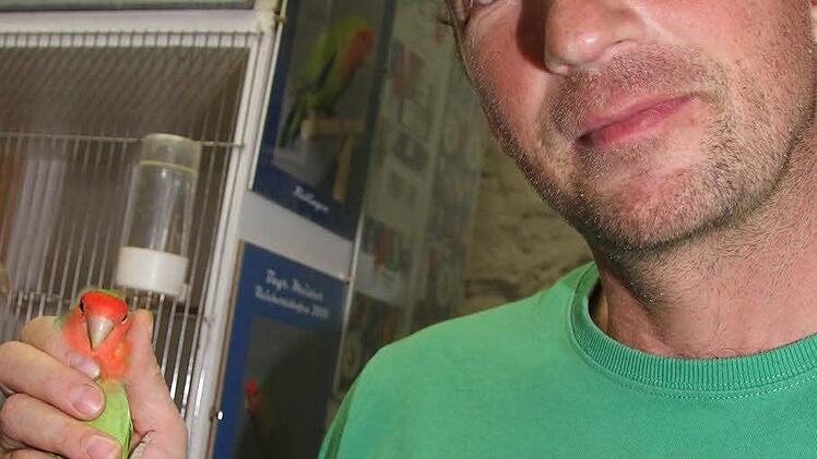 Michael Kraus macht seine Papageien handzahm. Foto: Sonja Adam