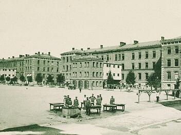 Um 1900 entstand diese Aufnahme vom Hof der Infanterie-Kaserne an der Pödeldorfer Straße.  Foto: Staatsbibliothek