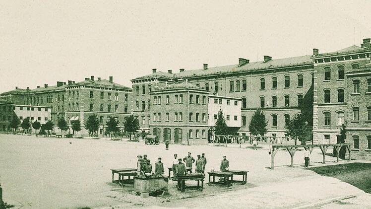 Um 1900 entstand diese Aufnahme vom Hof der Infanterie-Kaserne an der Pödeldorfer Straße.  Foto: Staatsbibliothek