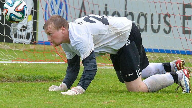 Kreisklasse Bamberg 3: Aschbachs Keeper Matthias Büttner kann einen Freistoß in dieser Szene nicht festhalten und schaut dem abgeprallten Ball hinterher. Foto: Picturedreams