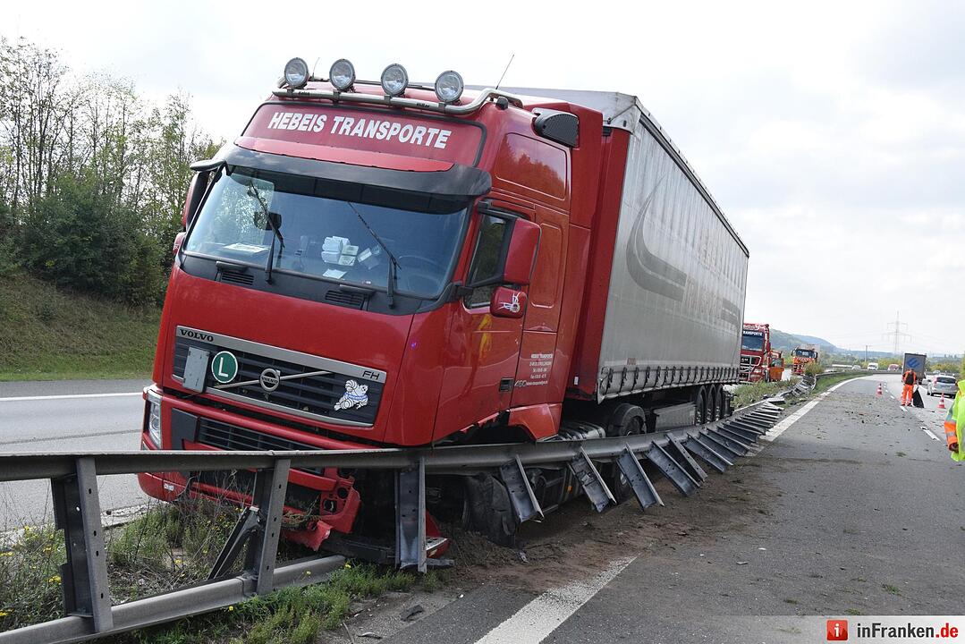 Reifenplatzer: Lkw walzt auf A70 Leitplanken nieder
