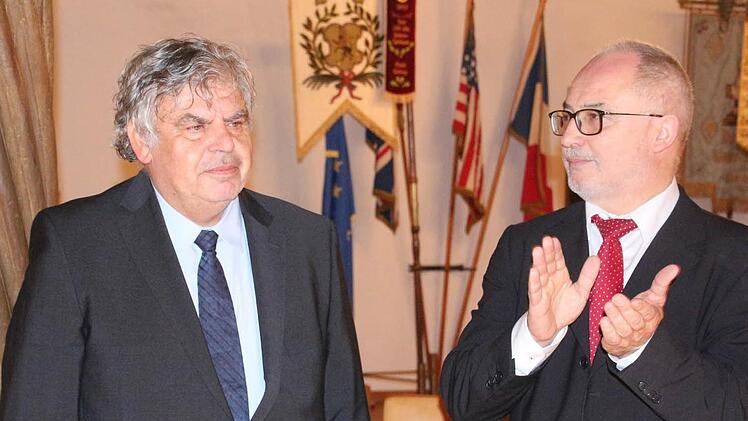 Gerhard Amend (links) wurde am Freitag im Rahmen einer Richterdienstbesprechung des Landgerichtsbezirks Coburg verabschiedet. Auch Landgerichtspräsident Anton Lohneis (rechts) applaudierte. Foto: Simone Bastian