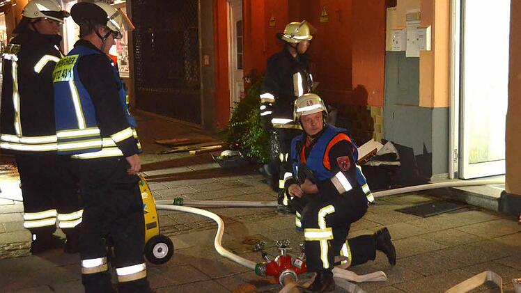 Beim dritten Einsatz innerhalb weniger Stunden musste die Feuerwehr am Mittwochabend einen Wohnungsbrand in der Badgasse löschen.  Foto: Peter Rauch