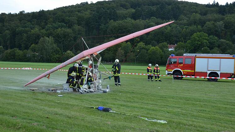 Am Flugplatz in der Au in Bad Kissingen hat sich am Montagabend ein Unfall ereignet. Ein Motor-Drachenflieger stürzte ab. Foto: Peter Rauch
