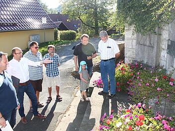 Einige Bürger haben die Initiative ergriffen und wollen das Kriegerdenkmal in Metzdorf sanieren. Foto: Jürgen Gärtner