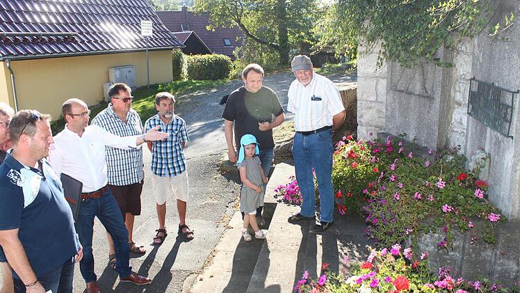 Einige Bürger haben die Initiative ergriffen und wollen das Kriegerdenkmal in Metzdorf sanieren. Foto: Jürgen Gärtner