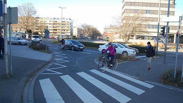 Die meisten Radfahrer setzen ihre Fahrt am Hauptbahnhof in Richtung Oberndorf fort. Sie werden aber wie an so vielen Stellen alleingelassen. Foto: Hannes Helferich