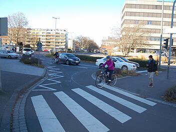 Die meisten Radfahrer setzen ihre Fahrt am Hauptbahnhof in Richtung Oberndorf fort. Sie werden aber wie an so vielen Stellen alleingelassen. Foto: Hannes Helferich