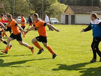 Groß war die Freude bei den Spielern des SV Buchbach und bei Trainer Dirk Heimann (rechts im Trainingsanzug), als der 2:1-Erfolg gegen die SG Nordhalben und damit die Meisterschaft in der A-Klasse 6 perfekt war. Foto: Heinrich Weiß