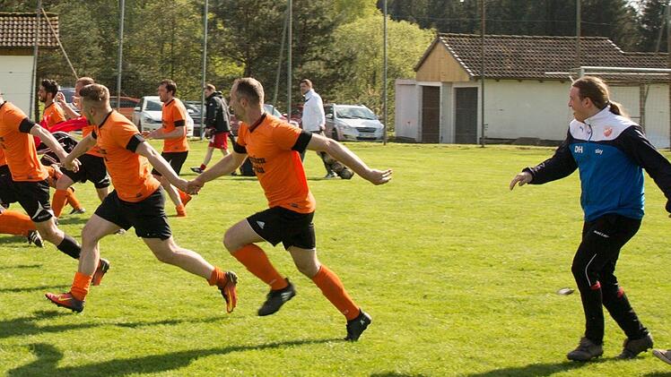 Groß war die Freude bei den Spielern des SV Buchbach und bei Trainer Dirk Heimann (rechts im Trainingsanzug), als der 2:1-Erfolg gegen die SG Nordhalben und damit die Meisterschaft in der A-Klasse 6 perfekt war. Foto: Heinrich Weiß