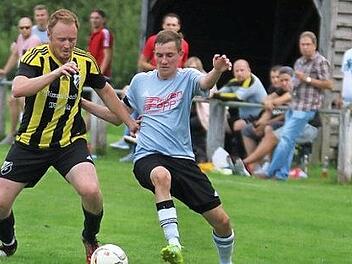 Gelb-Rot-Sünder Florian Gößwein (li.) und die Wimmelbacher waren nach dem 0:6 gegen Höchstadt um Felix Popp.  Foto: Matthias Hofmann