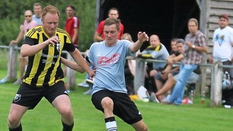 Gelb-Rot-Sünder Florian Gößwein (li.) und die Wimmelbacher waren nach dem 0:6 gegen Höchstadt um Felix Popp.  Foto: Matthias Hofmann