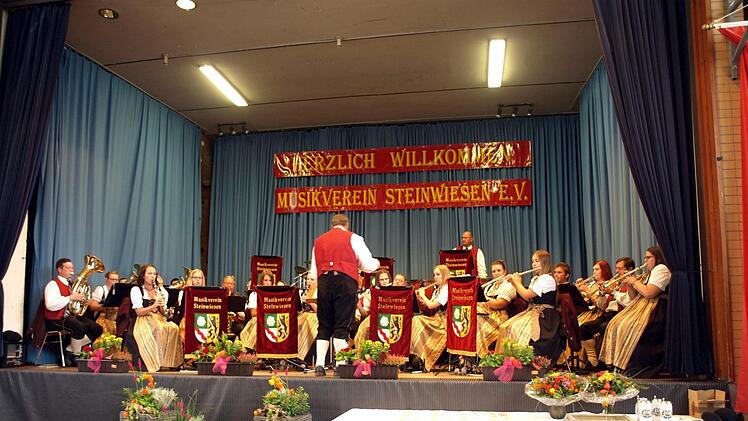 Der Musikverein Steinwiesen beim Festabend in der Kulturhalle. Foto: Susanne Deuerling