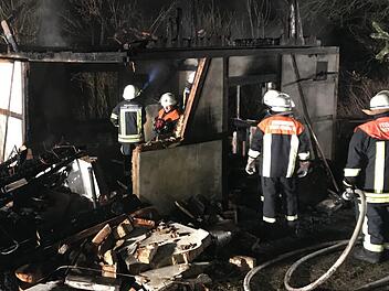 Brandserie an Ostern: Besonders schwerwiegend ist das Feuer am Wehrhaus bei Unterdornlach - hier das zugehörige Nebengebäude, das komplett niederbrannte. Foto: Archiv/News5