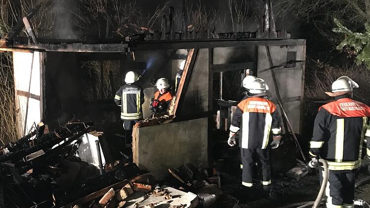 Brandserie an Ostern: Besonders schwerwiegend ist das Feuer am Wehrhaus bei Unterdornlach - hier das zugehörige Nebengebäude, das komplett niederbrannte. Foto: Archiv/News5