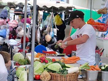 Viel war beim Michaelsmarkt in Hammelburg geboten: von Essbarem bis Kleidung für die kalte Jahreszeit. Foto: Gerd Schaar
