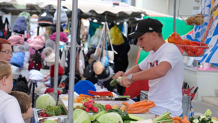 Viel war beim Michaelsmarkt in Hammelburg geboten: von Essbarem bis Kleidung für die kalte Jahreszeit. Foto: Gerd Schaar