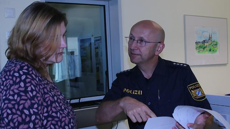Polizeihauptkommissar Gerald Storath stellt in dieser fiktiven Szene ein Gespräch nach: Jemand beschwert sich bei der Polizeistation in Bad Staffelstein darüber, dass ein Sachverhalt angeblich ganz anders gewesen sei wie von der Polizei dargestellt. Foto: Matthias Einwag