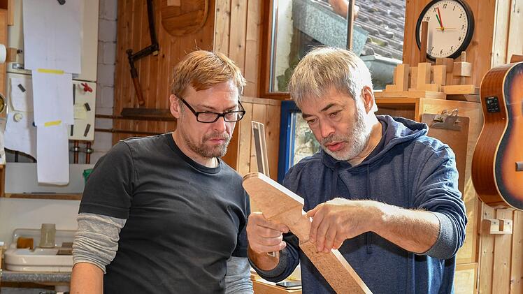 Hermann Gräfe hilft beim Hals der E-Gitarre.