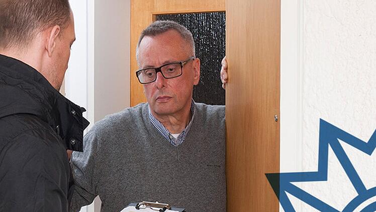 Betrüger schrecken vor nichts zurück: Sie setzen auf die Verunsicherung der Bevölkerung und versuchen auch mit angeblichen "Corona-Tests" an den Haustüren Geld zu erbeuten. Symbolbild: Polizei