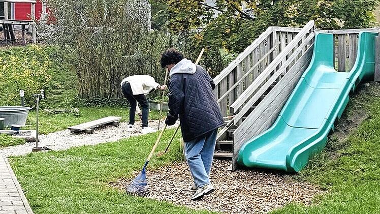 Mitarbeiterinnen der Targobankfiliale Coburg halfen im Garten der Kita Bergwichtel.
