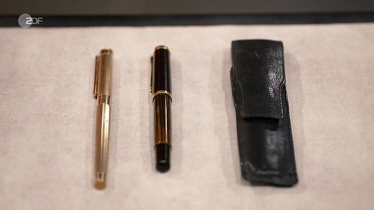 Ein Pelikan-F&uuml;ller mit 585er Gold und einer von Montblanc mit 750er Gold: Daf&uuml;r erhofften sich die Freunde Mara und Nico stolze 800 Euro. Detlev K&uuml;mmel bremste auf maximal 250. Daniel Meyer bezahlte weniger als den Preiswunsch, aber mehr als die Expertise: 325 Euro.