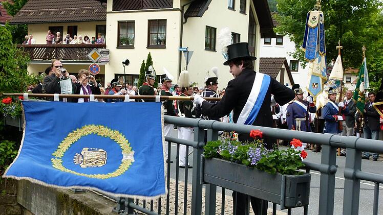 Dann beginnt das eigentliche Fahnenschwingen, bei dem sich die Fahne nicht verheddern darf.