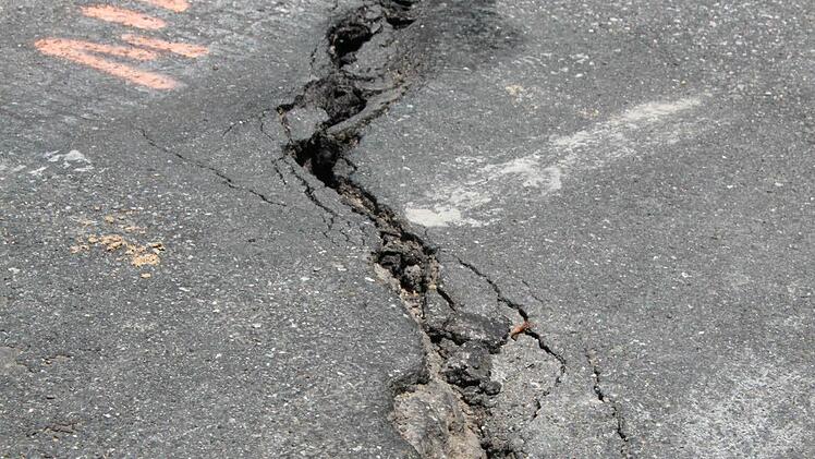 Die Risse in der Kreisstraße LIF 7 zeigen deutlich wie sehr sich die Straße gesetzt hat.