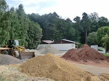 Der SV wurde über die Ablagerungen auf seinem Parkplatz nicht informiert. Fotos: Günther Straub