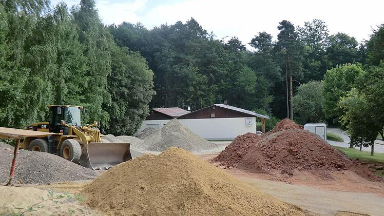 Der SV wurde über die Ablagerungen auf seinem Parkplatz nicht informiert. Fotos: Günther Straub