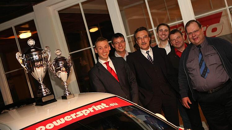 So sehen Sieger aus: Jörg Weidinger (von links), Florian Kriener, Dieter Rottenberger, Christian Katzenberger, Bernd Leykauf und Seriensponsor Dieter Knüttel freuen sich gemeinsam über den Gesamtsieg des Teams Rottenberger/ Weidinger im KW-Bergcup 2013. Foto: Axel Weichert