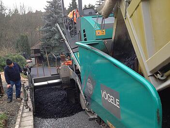 Die Asphaltschicht wird aufgebracht. Fotos: Jürgen Gärtner