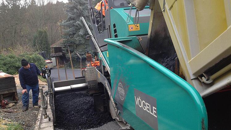 Die Asphaltschicht wird aufgebracht. Fotos: Jürgen Gärtner