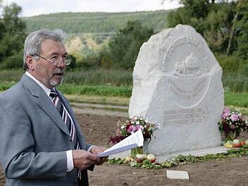 Ein kleines Denkmal ist sichtbares Zeichen für die Eschenbacher Flurbereinigung. Es steht in den Mainauen und erinnert an den früheren Fährverkehr zwischen Eschenbach und Stettfeld. Vor vier Jahren weihte Günther Hofmann es sein. Fotos: Sabine Weinbeer