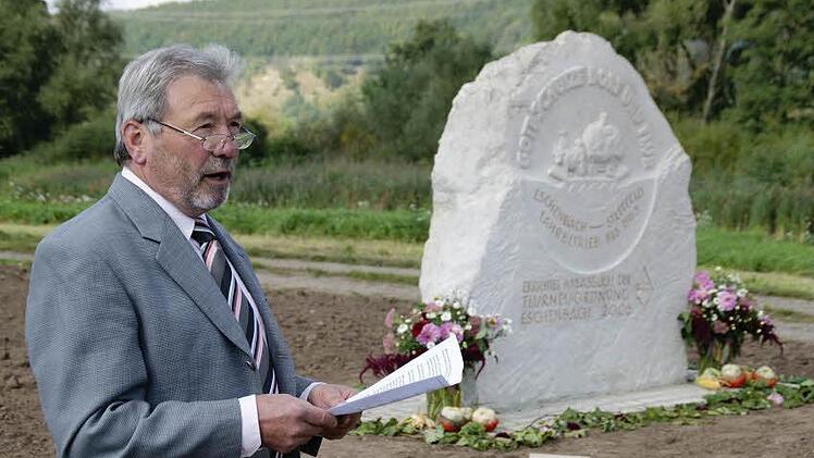 Ein kleines Denkmal ist sichtbares Zeichen für die Eschenbacher Flurbereinigung. Es steht in den Mainauen und erinnert an den früheren Fährverkehr zwischen Eschenbach und Stettfeld. Vor vier Jahren weihte Günther Hofmann es sein. Fotos: Sabine Weinbeer