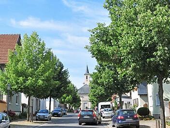 Ein Großteil der Hauptstraße in Wonfurt (im Bild) wird saniert. Weil die Bäume teilweise die Kanäle beschädigt haben, denkt Bürgermeister Holger Baunacher darüber nach, diese nach und nach auszutauschen. Das Thema wurde in der Wonfurter Bürgerversammlung angesprochen.  Foto: Ulrike Langer