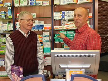 Lutz Gericke (rechts) führt jetzt die Stadt-Apotheke am Eberner Marktplatz, die Dr. Hans Hösl vor 36 Jahren von seinem Vater übernommen hatte.  Foto: Ralf Kestel