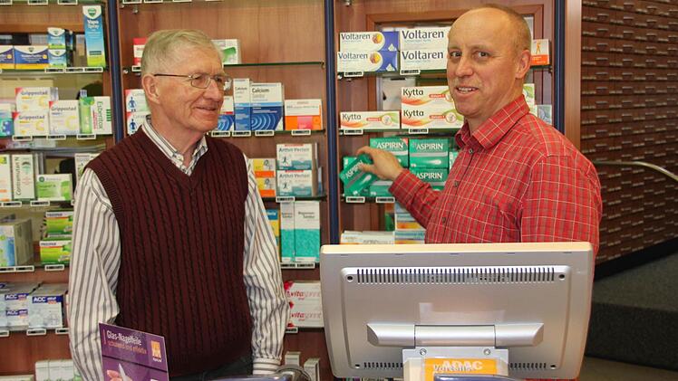 Lutz Gericke (rechts) führt jetzt die Stadt-Apotheke am Eberner Marktplatz, die Dr. Hans Hösl vor 36 Jahren von seinem Vater übernommen hatte.  Foto: Ralf Kestel