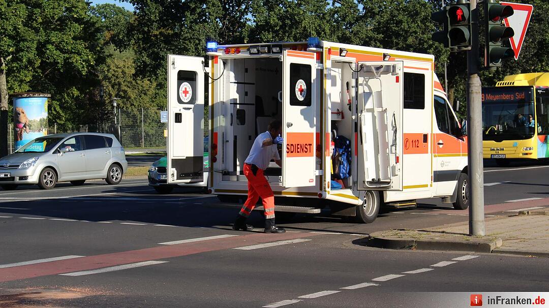 Frontalcrash zweier Pkw im Kreuzungsbereich - Beide Fahrerinnen schwer verletzt