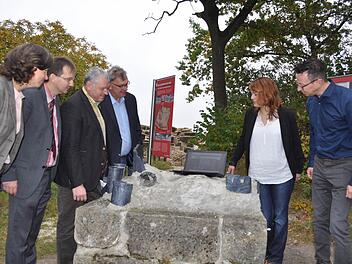 Blick auf die neue Homepage (siehe nächstes Bild) und die alte Attraktion: Susanne Volkheimer, die Bürgermeister Wolfram Thein, Jürgen Hennemann, Helmut Dietz, Inga Masemann und Dominic Braunreuter mit Laptop in der Ruine Altenstein.