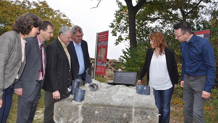 Blick auf die neue Homepage (siehe nächstes Bild) und die alte Attraktion: Susanne Volkheimer, die Bürgermeister Wolfram Thein, Jürgen Hennemann, Helmut Dietz, Inga Masemann und Dominic Braunreuter mit Laptop in der Ruine Altenstein.