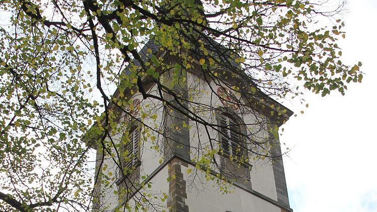 Der Dekan vor der Rügheimer Kirche