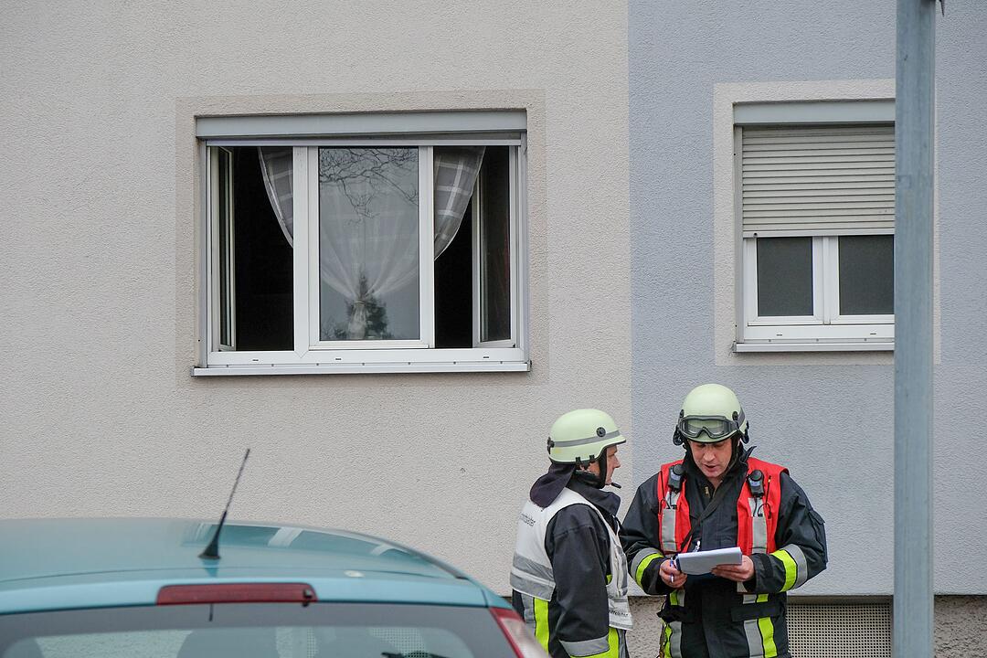 Feuerwehr rettet Mann aus brennendem Wohnhaus in Nürnberg