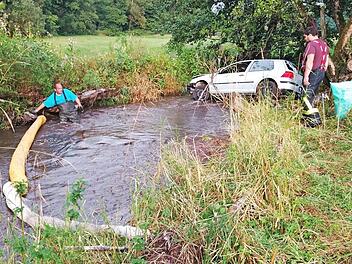 Mit sogenannten Ölsperren fing die Bad Brückenauer Feuerwehr einen Großteil des ausgelaufenen Öls auf.  Foto: Michael Krug