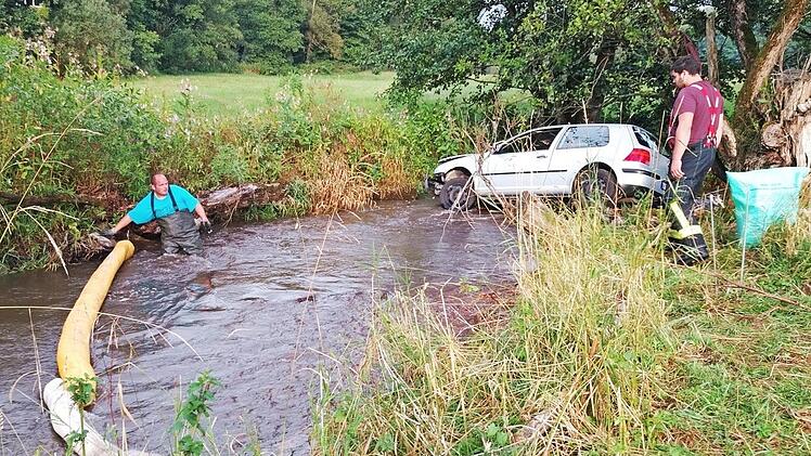 Mit sogenannten Ölsperren fing die Bad Brückenauer Feuerwehr einen Großteil des ausgelaufenen Öls auf.  Foto: Michael Krug