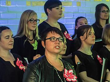 "Somewhere over the Rainbow" lautete das Motto des Gedenkkonzerts für den vor einem Jahr verstorbenen Sängerkreis-Vorsitzenden Günter Freitag. Gestaltet wurde das Programm vom Vocalensemble Coburg unter Leitung von Steffi Berg.Foto: Jochen Berger
