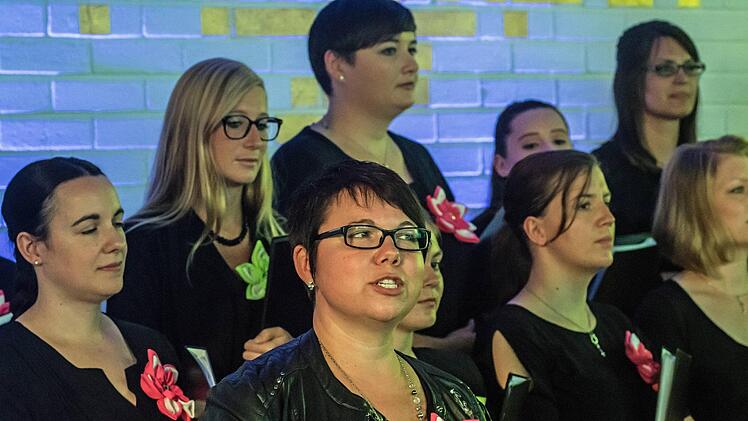 "Somewhere over the Rainbow" lautete das Motto des Gedenkkonzerts für den vor einem Jahr verstorbenen Sängerkreis-Vorsitzenden Günter Freitag. Gestaltet wurde das Programm vom Vocalensemble Coburg unter Leitung von Steffi Berg.Foto: Jochen Berger