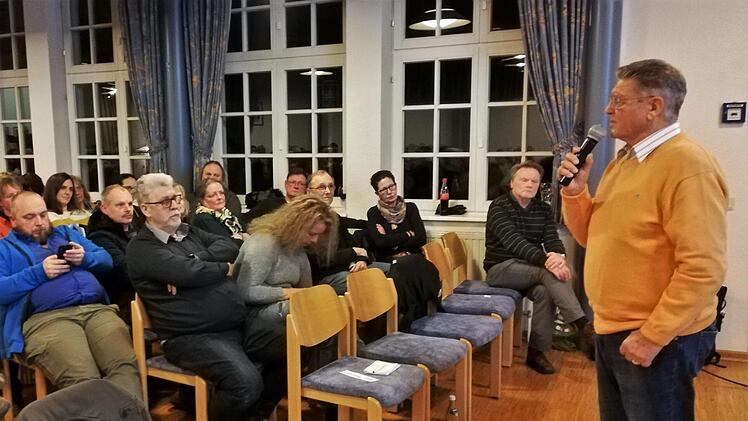 Der langjährige Gemeinderat Ewald Kiesel (rechts) setzt sich seit Jahrzehnten für die Nordumgehung ein. Foto: Sigismund von Dobschütz