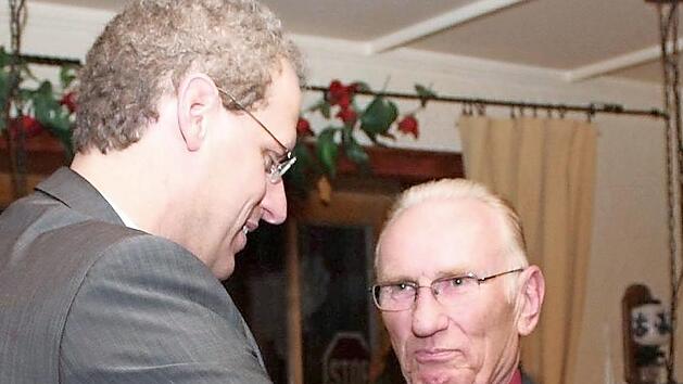 Peter Prokop ist einer der elf Stadtr&auml;te, die bei der traditionellen Festlichen Sitzung im Dezember h&auml;tten verabschiedet werden sollen. Mit 42 Jahren im Stadtrat ist er der erfahrenste aller Kollegen. Prokop ist ein SPD-Urgestein und geh&ouml;rt der Partei seit mehr als sechs Jahrzehnten an. Im November 2008 wurde er von B&uuml;rgermeister German Hacker f&uuml;r 50 Jahre Zugeh&ouml;rigkeit geehrt (Foto). Foto: Richard S&auml;nger (Archiv)