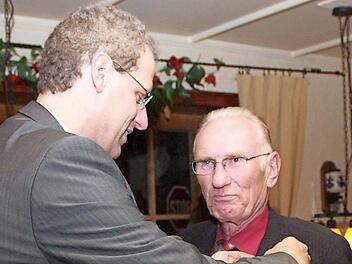 Peter Prokop ist einer der elf Stadträte, die bei der traditionellen Festlichen Sitzung im Dezember hätten verabschiedet werden sollen. Mit 42 Jahren im Stadtrat ist er der erfahrenste aller Kollegen. Prokop ist ein SPD-Urgestein und gehört der Partei seit mehr als sechs Jahrzehnten an. Im November 2008 wurde er von Bürgermeister German Hacker für 50 Jahre Zugehörigkeit geehrt (Foto). Foto: Richard Sänger (Archiv)